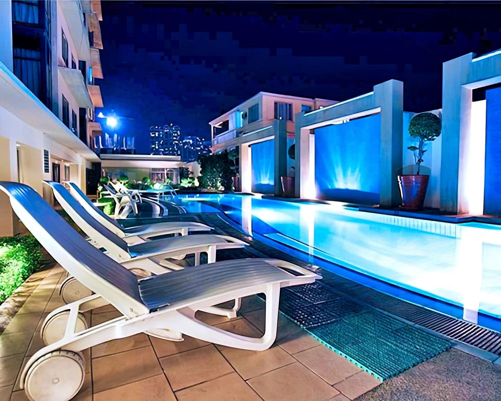 Astoria Plaza Suites - Image 2